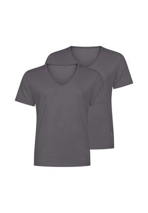 Zwei einfarbige, dunkelgraue Kurzarm-V-Neck-T-Shirts übereinander gelegt, dargestellt auf weißem Hintergrund.
