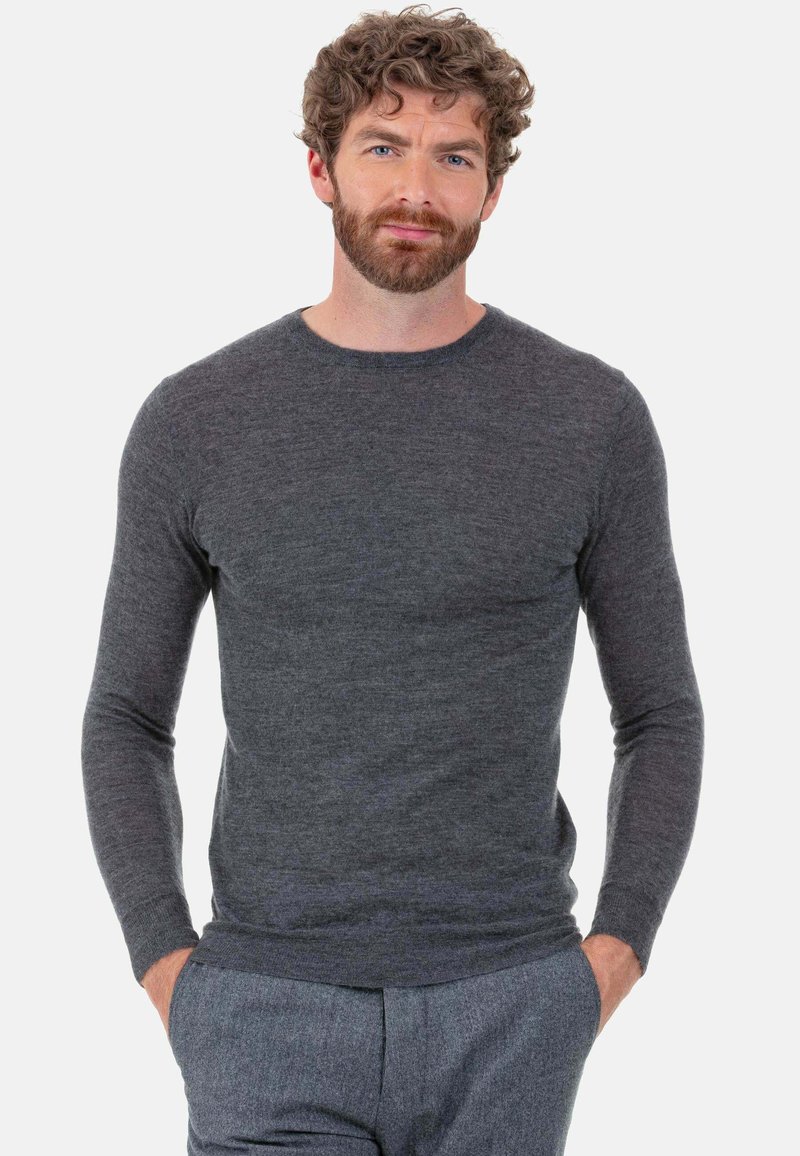 Grauer Pullover mit langen Ärmeln aus weichem Stoff mit rundem Ausschnitt, in körpernaher Passform und mit minimalen Nahtdetails.