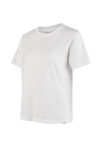 Weißes Baumwoll-T-Shirt mit kurzen Ärmeln, Rundhalsausschnitt, lockerer Passform und einem kleinen Logo-Tag unten links. Weiche Textur, glatte Oberfläche.