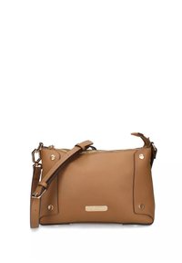 Borsa a tracolla in pelle marrone con un design elegante, chiusura con zip e dettagli in metallo dorato. Presenta una tracolla regolabile e un dettaglio con logo.