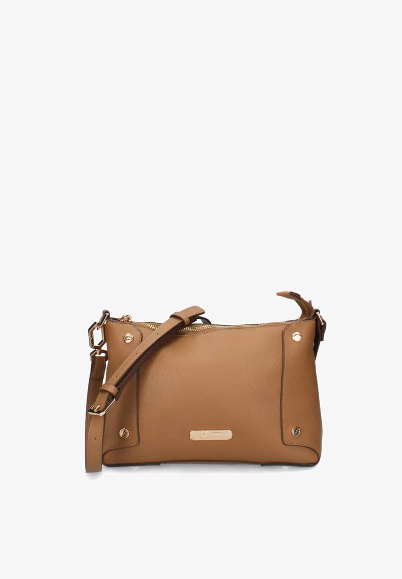 Borsa a tracolla in pelle marrone con un design elegante, chiusura con zip e dettagli in metallo dorato. Presenta una tracolla regolabile e un dettaglio con logo.