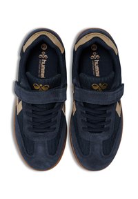 Granatowe buty sportowe z cholewką z zamszu i siateczki, beżowymi akcentami, zapięciem na sznurówki i rzep oraz brązową gumową podeszwą. Na wkładce znajduje się logo.