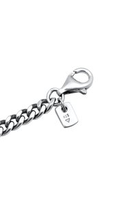 Silverfärgad kedjearmband med en hummerklämma och en tagg märkt "925." Länkarna är släta och glänsande och reflekterar ljuset effektivt.