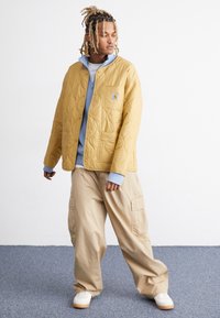 Carhartt WIP SKYTON - Lengva striukė - bourbon