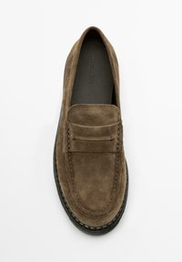 Braune Wildleder-Slipper mit abgerundetem Zehenbereich, dekorativen Nähten und gepolsterter Innensohle, ausgestattet mit einer strukturierten schwarzen Gummisohle.