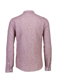 Camicia a maniche lunghe in tessuto testurizzato rosa chiaro, con colletto e polsini a bottoni. La vista posteriore mostra un orlo curvo e cuciture pulite.