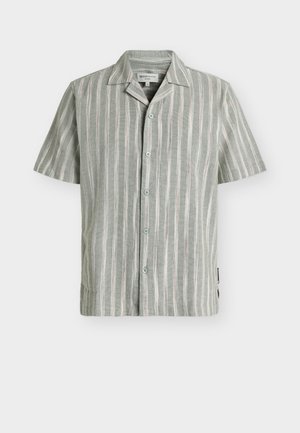Chemise grise à manches courtes avec boutons sur le devant, rayures blanches verticales et col classique, présentée sur un fond blanc.