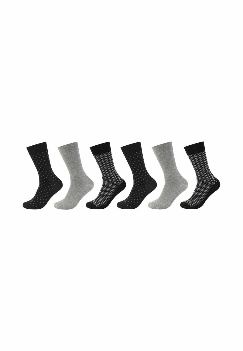 Seks par sokker: tre sorte, to grå, én mønstret med sort og grå. Strukturerede og glatte overflader, varierer i farve og design.