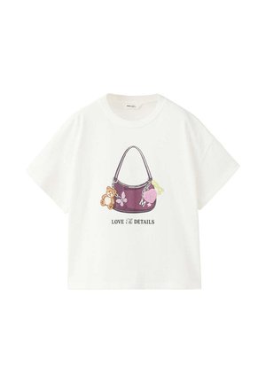 Weißes T-Shirt mit kurzen Ärmeln und einem Druck einer lila Handtasche, verziert mit Teddy-, Schmetterlings- und Herz-Schlüsselanhängern, darunter steht der Text "Love The Details".