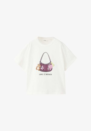 Wit T-shirt met korte mouwen met een print van een paarse handtas versierd met sleutelhangers van teddybeer, vlinder en hart, tekst eronder luidt "Love The Details".