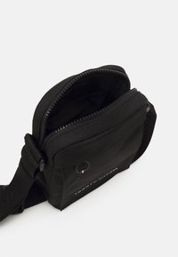 Tommy Hilfiger MINI REPORTER UNISEX - Borsa a tracolla - black