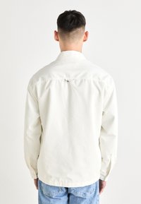 Tommy Jeans CHUNKY - Lehká bunda - ancient white
