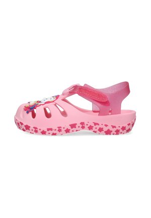 Sandalo rosa per bambini con suola decorata a stelle, cinturino regolabile e ciondolo decorativo colorato sul davanti.