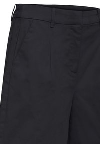 Pantalon formel noir avec poches latérales, passants pour ceinture et plis à l'avant, présenté de la taille jusqu'à mi-cuisse sur un fond blanc.