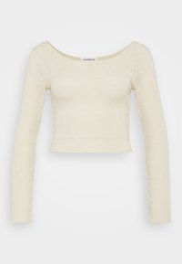 Kremfarget, langermet crop-top med rund hals, teksturert strikket stoff og en lett figursydd design. Ingen synlig maskinvare.