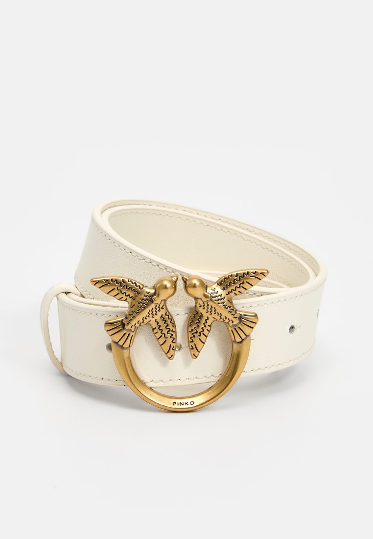 Cintura in pelle bianca con una fascia larga e una fibbia circolare dorata decorata con due disegni stilizzati di uccelli, dettagliati con motivi incisi.