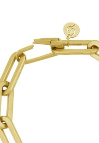 Guld-färgad kedja armband med avlånga länkar, med ett säkert lås och en cirkulär taggdetalj. Polerad yta med en slät textur.
