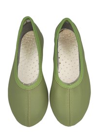 Grüne Lederballerinas mit runder Spitze, strukturiertem Obermaterial und kontrastierenden Nähten. Gepolsterte Innensohlen mit Perforationen für Atmungsaktivität.