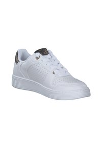 Zapatilla blanca con textura perforada y cuero liso. Presenta puntera redonda, cordones blancos planos y un acento estampado en el talón.