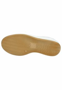 Weiße Sneaker-Sohle aus Gummi mit einem strukturierten Wellenmuster. Die Oberseite ist glatt und hebt ein minimalistisches Design hervor.