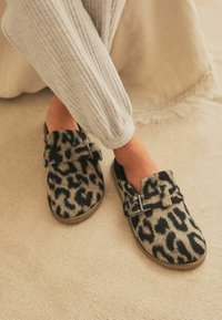 Next BUCKLE - Slip-on sandaler - animal print