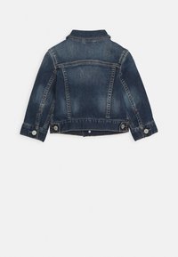 Rückansicht einer dunkelblauen Jeansjacke für Kinder mit geknöpften Manschetten und verstellbaren Seitenriegeln an der Taille.