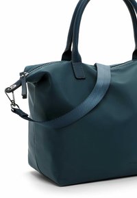 Tamsiai mėlyna rankinė iš sintetinio audinio, su trumpomis rankenomis ir nuimamu peties dirželiu. Lygi tekstūra su užtrauktuku uždarymu.