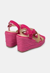 Różowe zamszowe sandały na koturnie z plecionym wystrojem z juty, z krzyżującymi się paskami, regulowanym paskiem na kostce i teksturowanym obcasem.