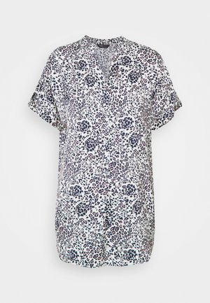 Kurzarmbluse mit lockerer Passform, mit weißem Grund und einem schwarz-pinken Leopardenmuster, V-Ausschnitt.