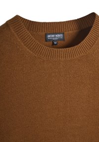 Maglione marrone lavorato a maglia in misto viscosa, presenta un collo a coste e una vestibilità regolare, con un'etichetta visibile all'interno del colletto.