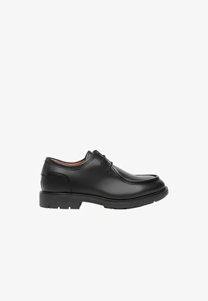 Scarpa nera in pelle con lacci, punta arrotondata, dettagli di cucitura sottili, tacco in gomma basso e superficie liscia.
