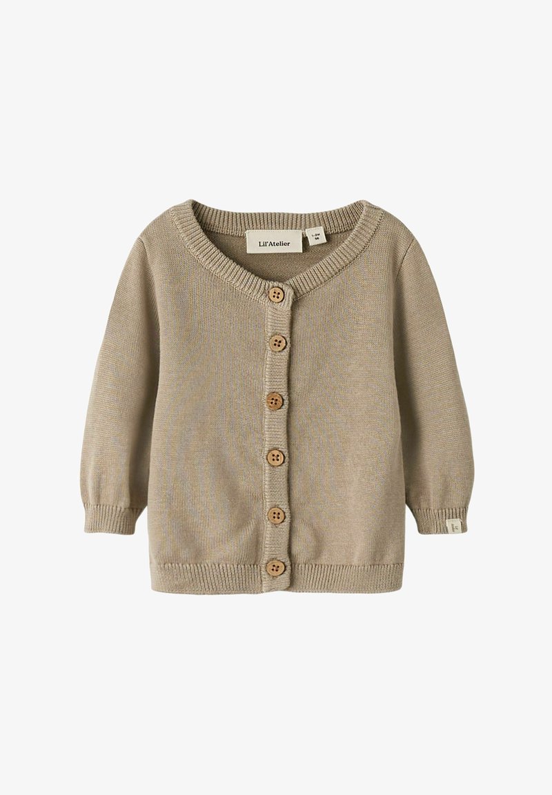 Bež pleteni dječji kardigan s dugim rukavima, okruglim izrezom, pet drvenih gumbića sprijeda i oznakom marke unutar ovratnika.
