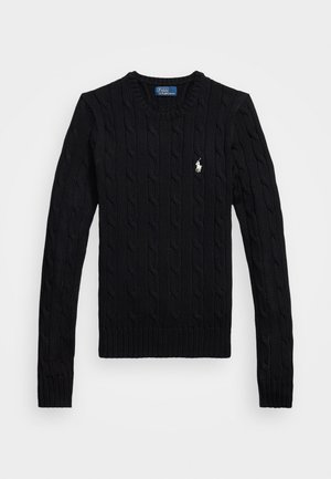 Schwarzer Kabelstrickpullover mit langen Ärmeln, mit einem gerippten Halsausschnitt und Bündchen. Kleines Logoakzent in Weiß auf der linken Brust.