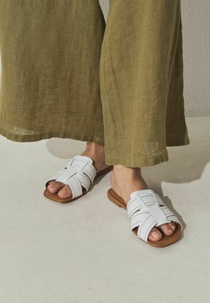 STANDARD/WIDE FIT - FOREVER COMFORT® STITCHED  - Pantolette flach - white leather