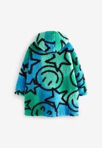 Fuzzy hættefrakke i blå og grøn med sorte smiley-ansigt og stjernesymboledesign. Blød tekstur med en løs, oversized pasform.