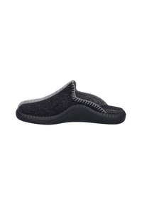 Pantofole in feltro nero e grigio con forma arrotondata, caratterizzate da una cucitura a punto e una suola texturizzata per un'aderenza e un comfort ottimali.