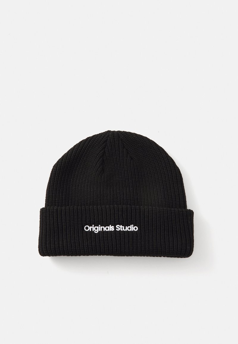 Zwarte gebreide beanie met een ribbeltextuur en een omgeslagen rand. Heeft witte tekst "Originals Studio" gecentreerd aan de voorkant.