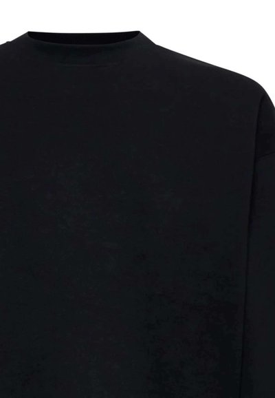 Maglione nero con scollatura rotonda, realizzato in un tessuto morbido e liscio. Presenta maniche lunghe e dettagli minimi.