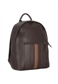 Mochila de cuero marrón con forma redondeada, que presenta un bolsillo con cremallera en la parte frontal y un diseño de rayas verticales en tono beige. Acabado texturizado y asa superior.
