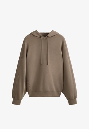 Hoodie marron en tissu doux, avec une capuche à cordon de serrage, des épaules tombantes, des détails côtelés sur les manches et une coupe décontractée.