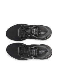 Zapatillas deportivas negras con parte superior de malla, con cordones y un collar acolchado. La suela es redondeada y los detalles del logo son visibles en la plantilla.