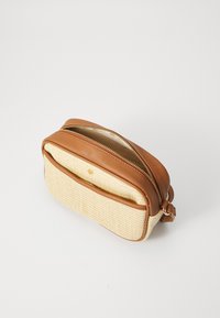 Bruine leren en stro cosmetica tas met een ritsluiting, met een gestructureerd beige lichaam en een gladde bovenkant, compact rechthoekig van vorm.