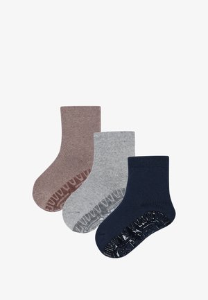 Drei Paare Knöchelsocken: braun, grau und marineblau. Hergestellt aus weichem Material mit rutschfesten Gummigriffmustern auf den Sohlen.