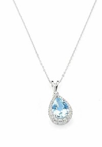 Ogrlica s privjeskom u obliku suze, sa svijetloplavam gemom okruženim malim prozirnim rhinestones, obješenom na delikatnoj srebrnoj ogrlici.