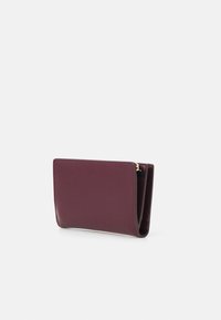 Bordo usnjeni denarnica z gladko teksturo, pravokotno obliko in vidnim žeprenim predelom na strani. Eleganten dizajn z minimalnimi poudarki.