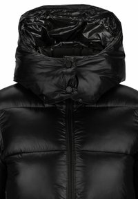 Zwarte gewatteerde jas met een glanzende, doorgestikte textuur, voorzien van een hoge kraag, volledige ritssluiting en drukknopen bij de hals.