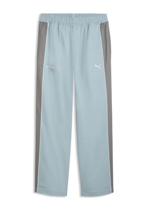 Jasnoniebieskie i szare spodnie sportowe z elastycznym pasem, białym przeszyciem, logo Puma na prawej nodze oraz logo McLaren na lewej nodze.