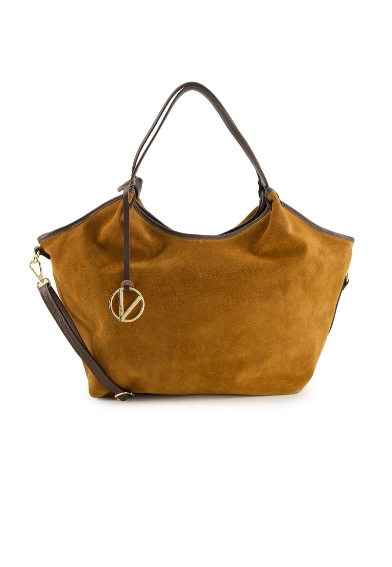 Braune Wildleder-Handtasche mit strukturierter Form, dunklen Lederakzenten, doppelten Griffen und einem runden goldenen Hardware-Logo-Detail.
