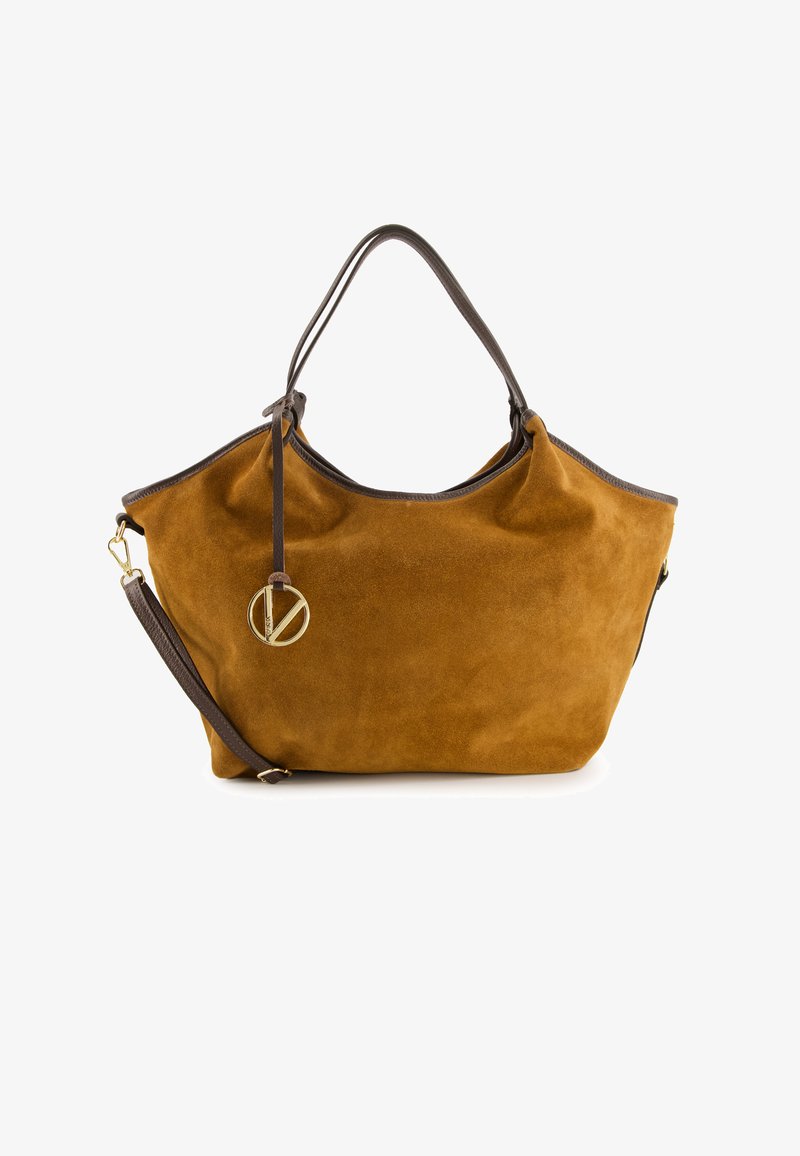 Braune Wildleder-Handtasche mit strukturierter Form, dunklen Lederakzenten, doppelten Griffen und einem runden goldenen Hardware-Logo-Detail.