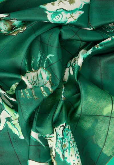 Μεταξωτό κασκόλ σε πλούσιο πετρόλ χρώμα με σχέδιο από καβούρια και αφηρημένα μοτίβα. Λεία υφή με ζωντανά χρώματα, τυλιγμένο σε απαλά πτυχώσεις.